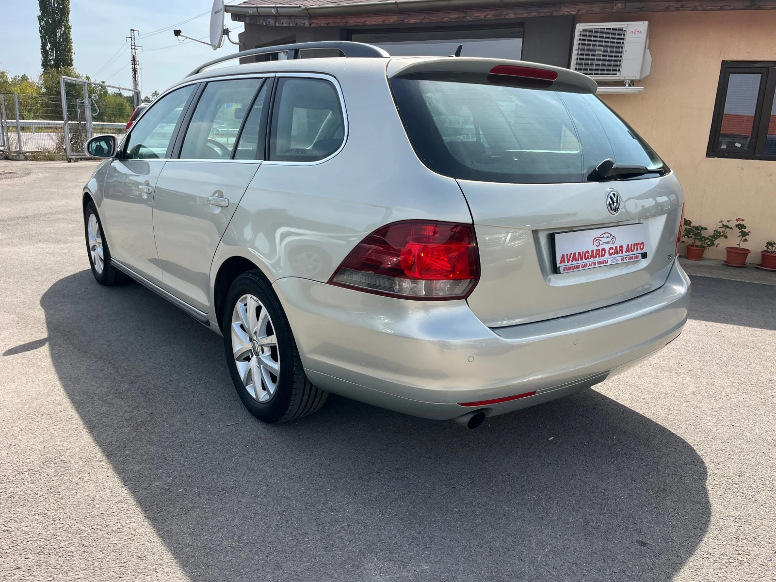 VW Golf 1.6TDI 105 к.с Автомат - изображение 6