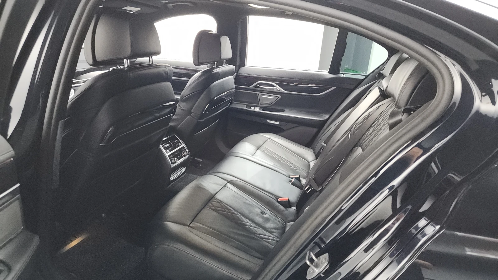 BMW 740 d xDrive M Sport | HUD | 360  | Soft Close | Венти, снимка 16 - Автомобили и джипове - 55874931