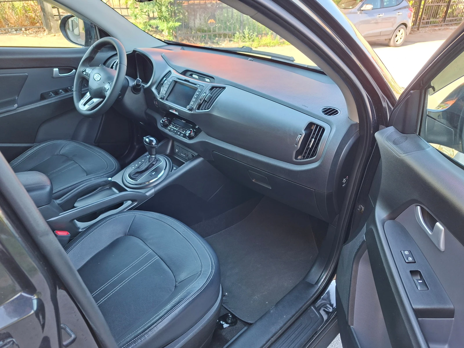 Kia Sportage 2.0CRDI 4x4 , кейлес , кожа , автомат., снимка 5 - Автомобили и джипове - 55677119