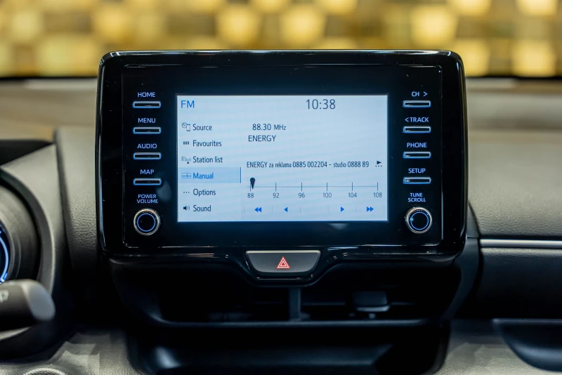 Toyota Yaris 1.5 Hybrid, снимка 17 - Автомобили и джипове - 52468121