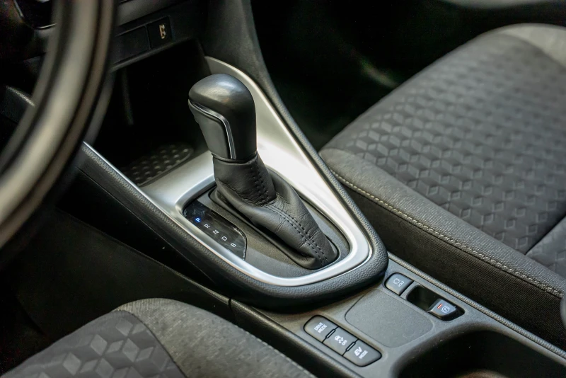 Toyota Yaris 1.5 Hybrid, снимка 11 - Автомобили и джипове - 52468121