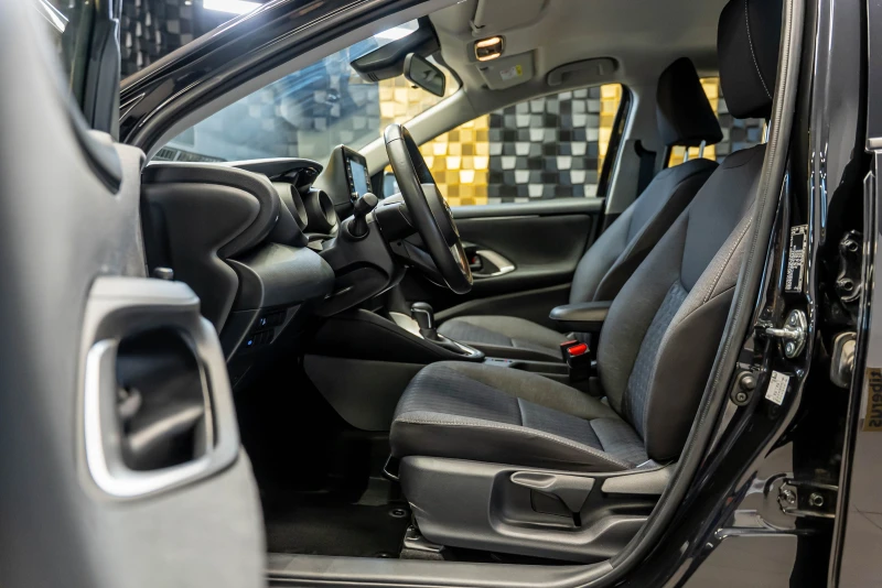 Toyota Yaris 1.5 Hybrid, снимка 8 - Автомобили и джипове - 52468121