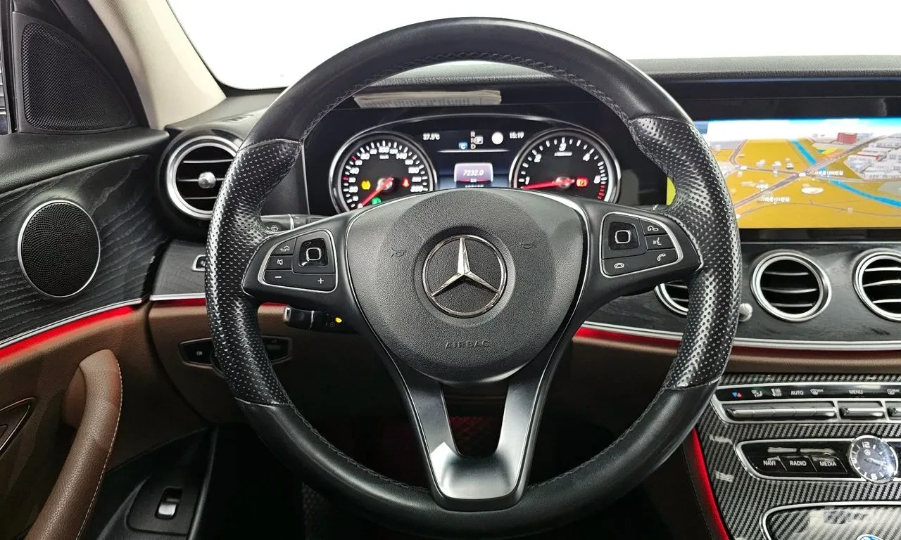Mercedes-Benz E 220, снимка 12 - Автомобили и джипове - 54562460