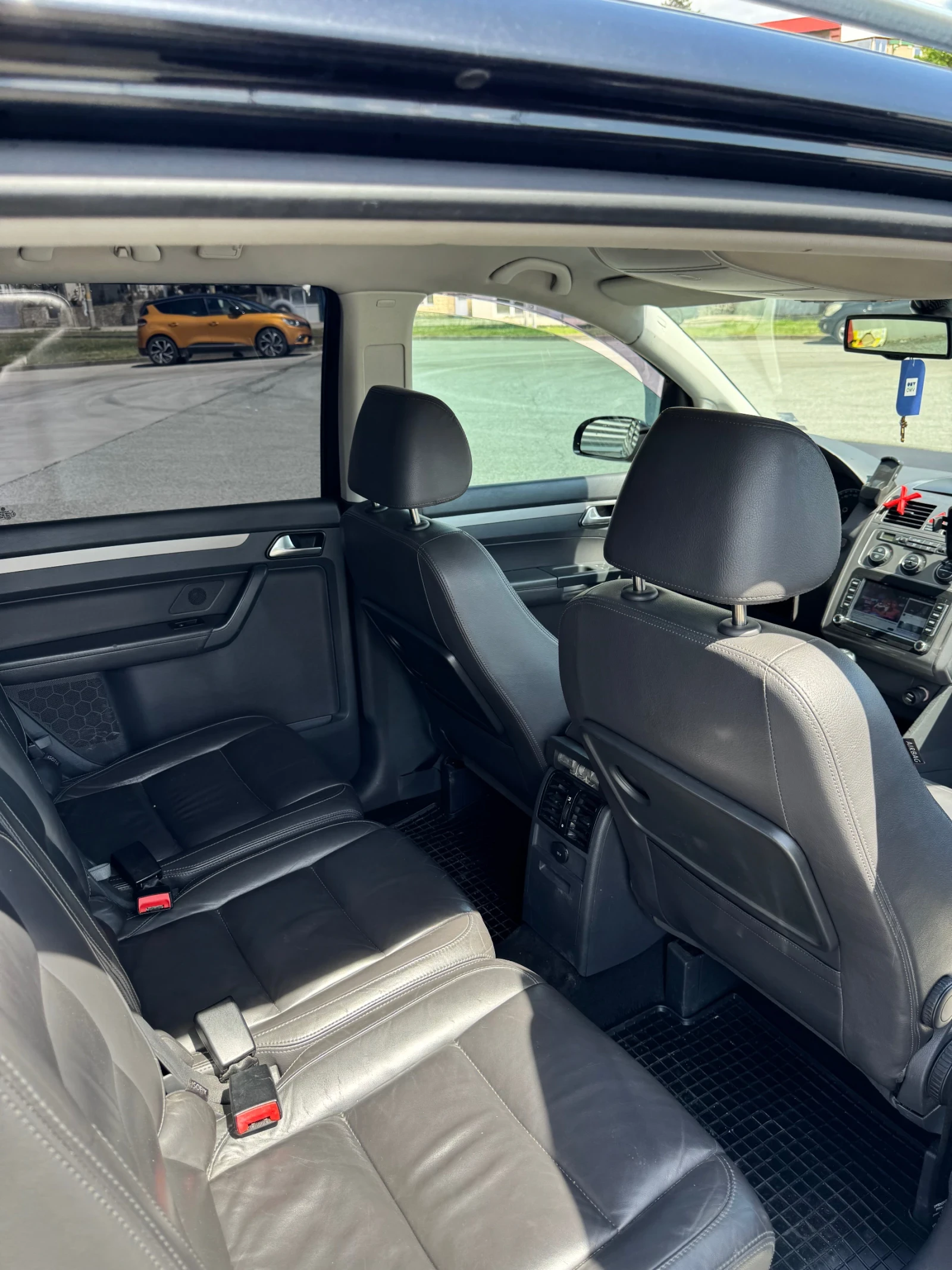 VW Touran, снимка 10 - Автомобили и джипове - 54682189