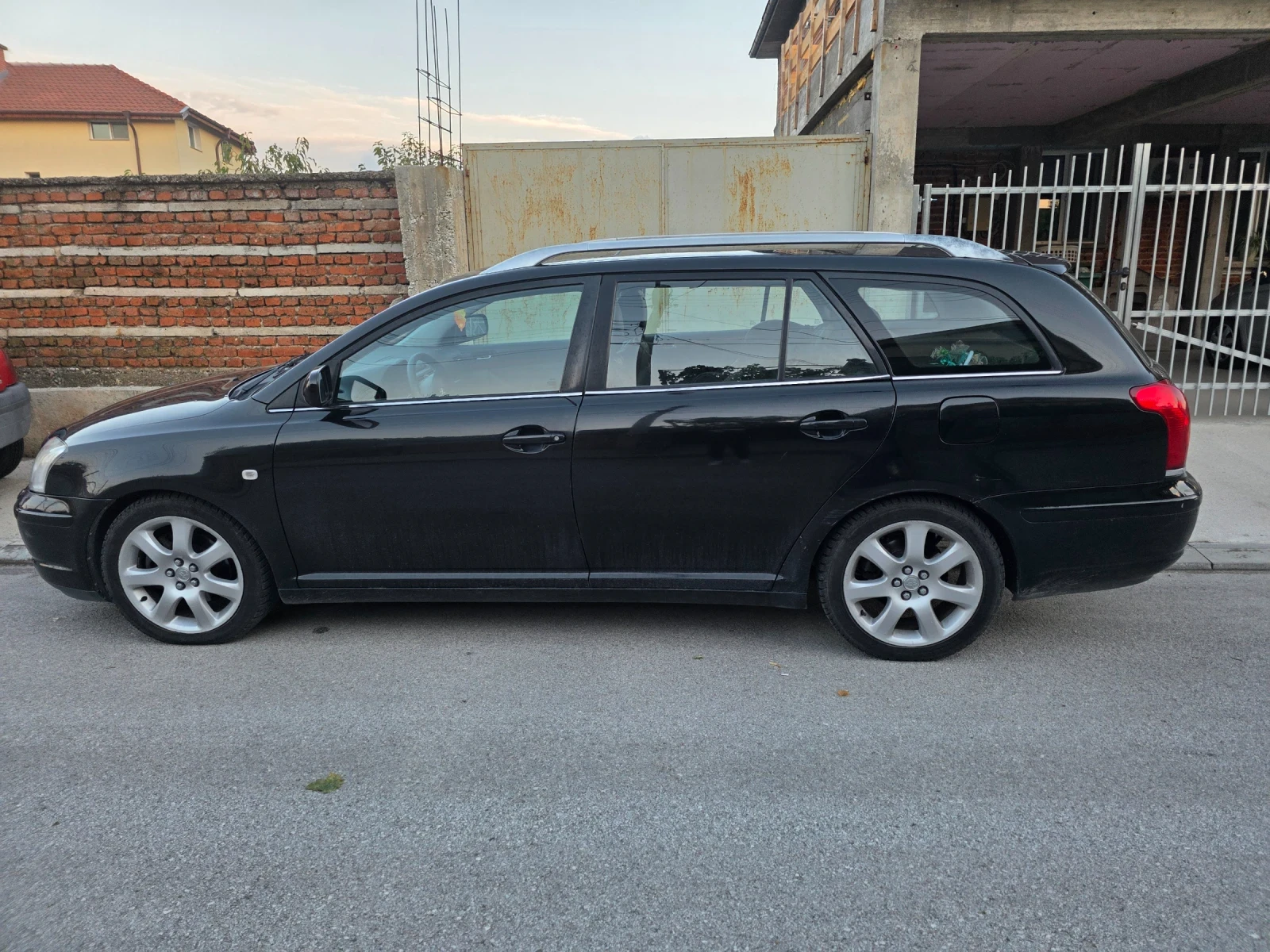 Toyota Avensis Комби, снимка 3 - Автомобили и джипове - 55617594