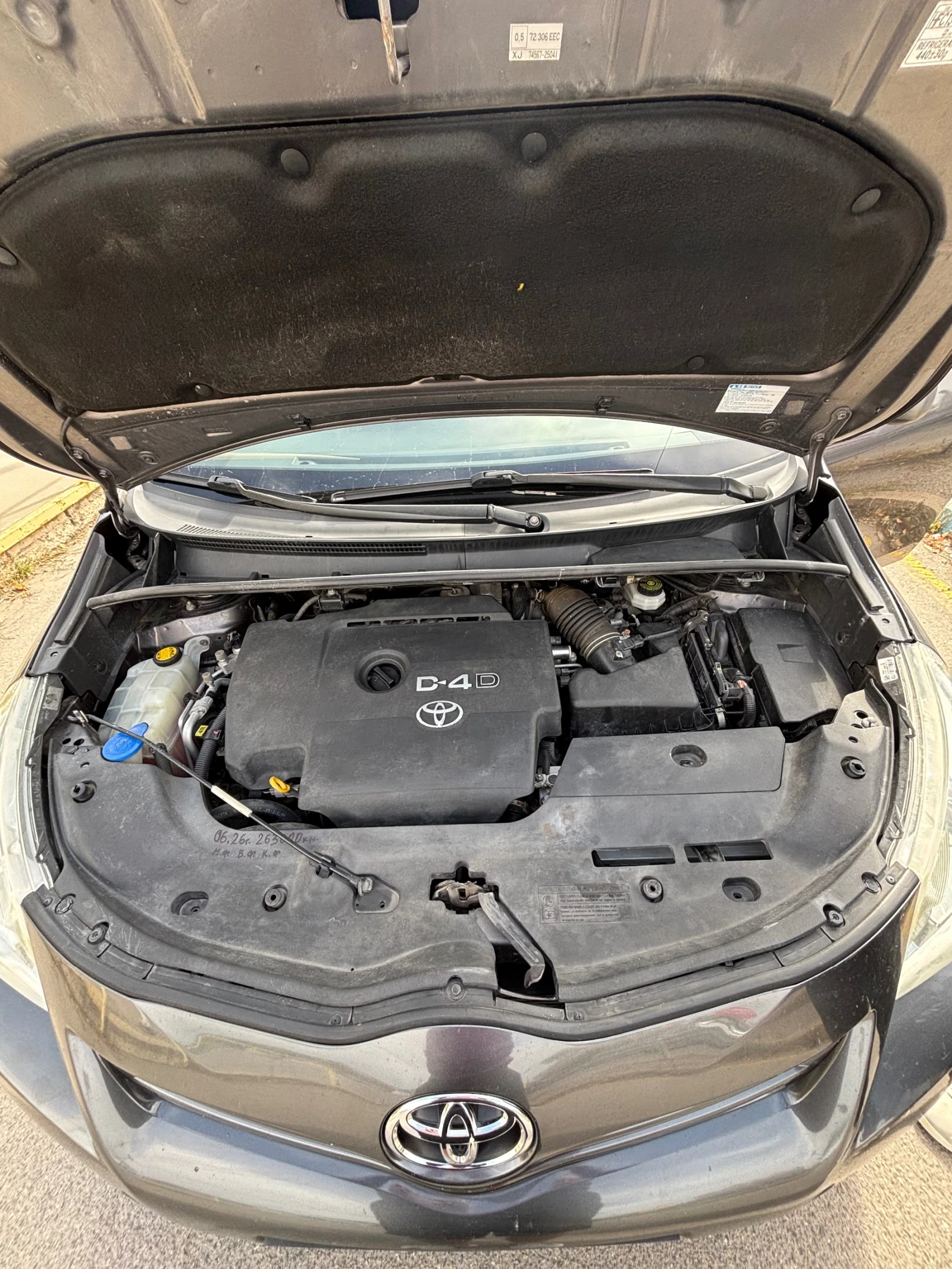 Toyota Verso 2.0 D-4D, снимка 9 - Автомобили и джипове - 56227361