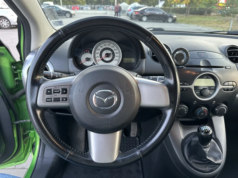 Mazda 2, снимка 11 - Автомобили и джипове - 48067581