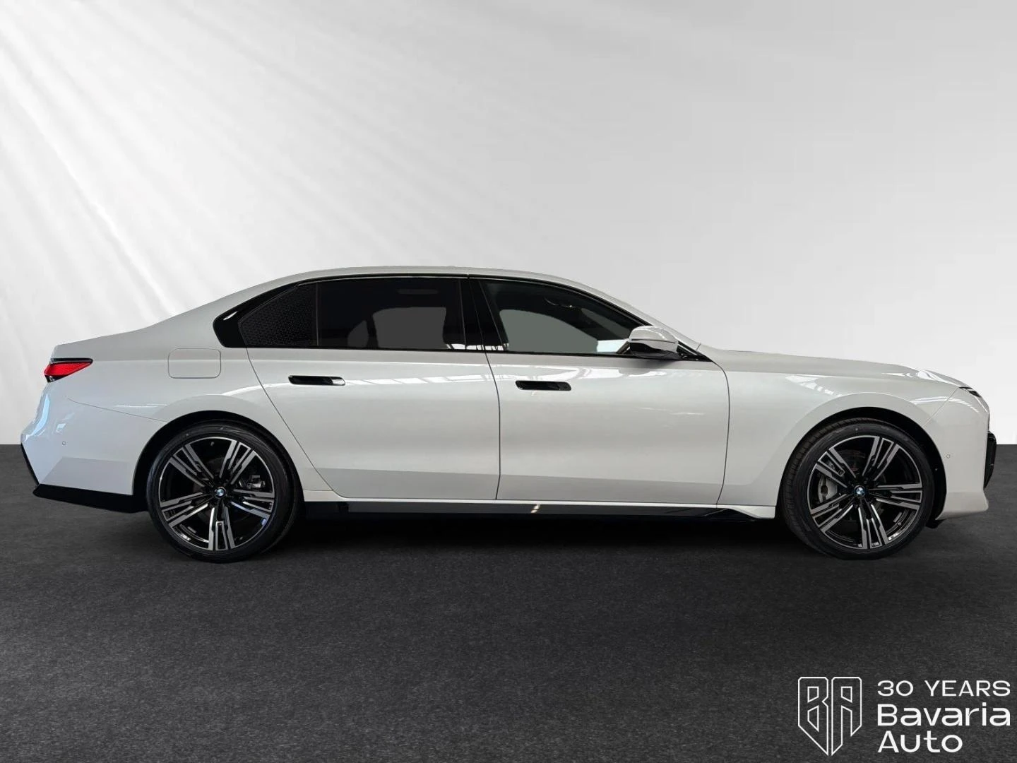 BMW 740 d xDrive M Sport Paket TV-Fond-Entertainment, снимка 2 - Автомобили и джипове - 54379811