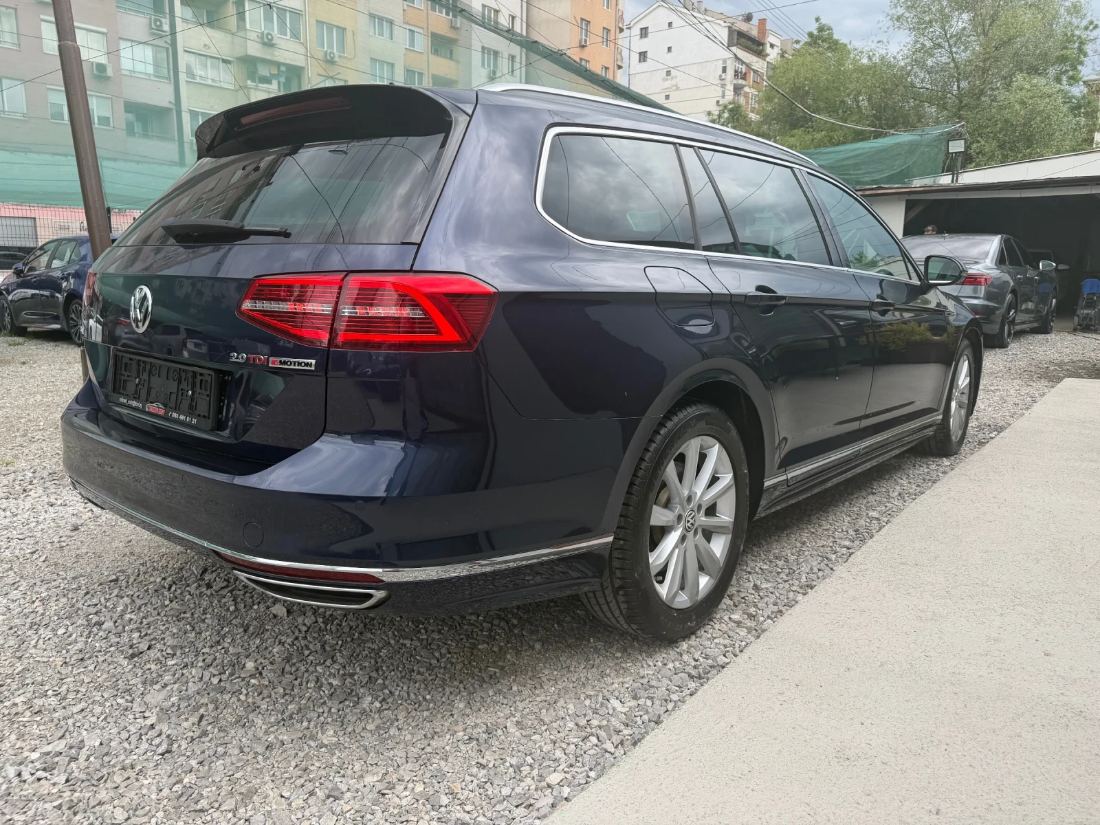 VW Passat R-Line* 4motion* DYNAUDIO* 240к.с.* 360 камери, снимка 6 - Автомобили и джипове - 54609848