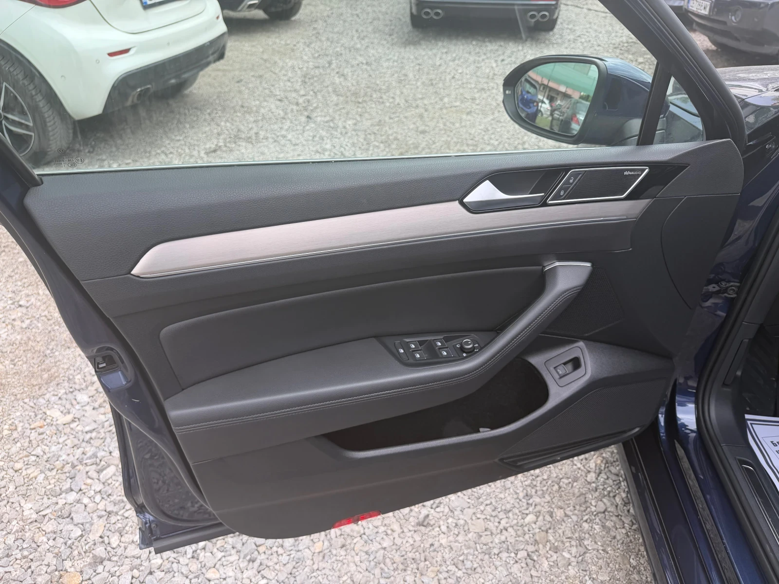 VW Passat R-Line* 4motion* DYNAUDIO* 240к.с.* 360 камери, снимка 9 - Автомобили и джипове - 54609848