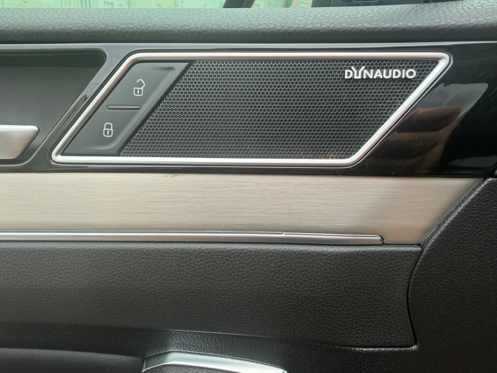 VW Passat R-Line* 4motion* DYNAUDIO* 240к.с.* 360 камери, снимка 14 - Автомобили и джипове - 54609848