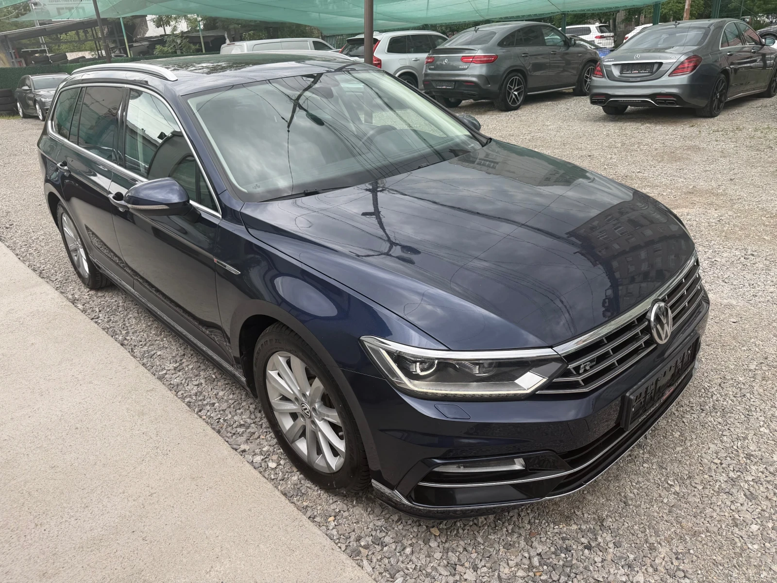 VW Passat R-Line* 4motion* DYNAUDIO* 240к.с.* 360 камери, снимка 3 - Автомобили и джипове - 54609848