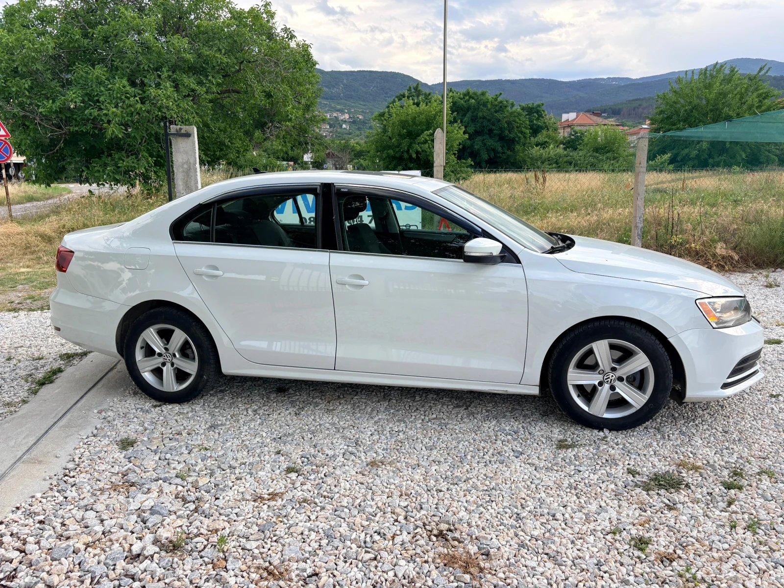 VW Jetta Автоматик 2017 г Бензин Напълно Обслужен, снимка 6 - Автомобили и джипове - 54934791