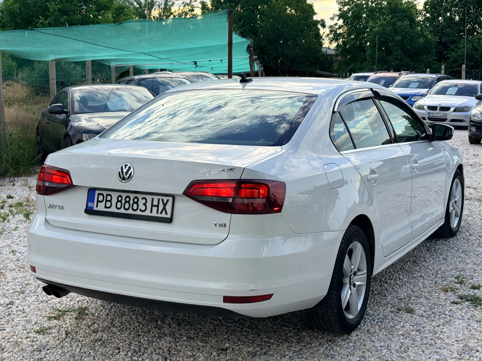 VW Jetta Автоматик 2017 г Бензин Напълно Обслужен, снимка 9 - Автомобили и джипове - 54934791