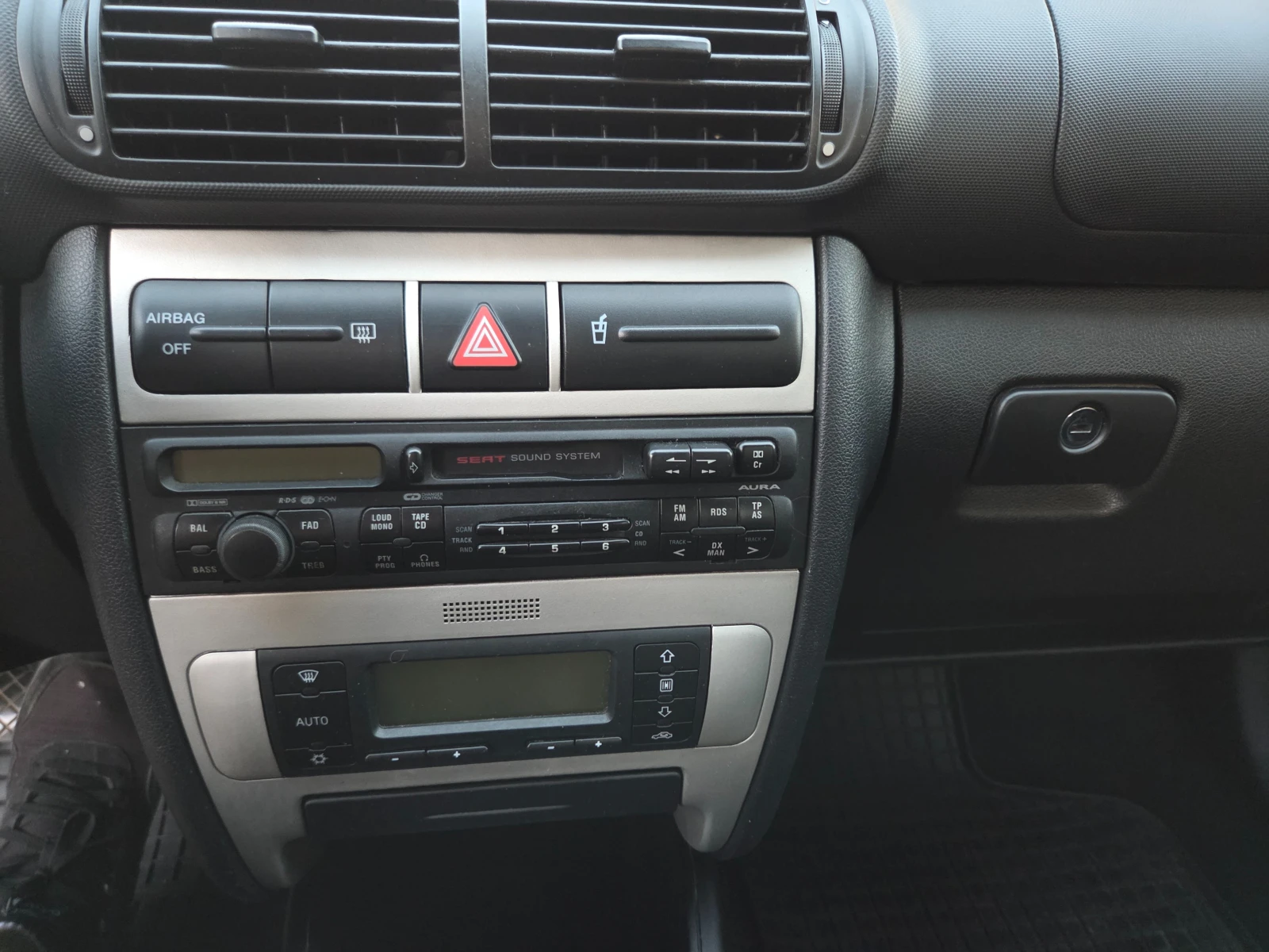 Seat Leon 1.6i, снимка 3 - Автомобили и джипове - 56151503