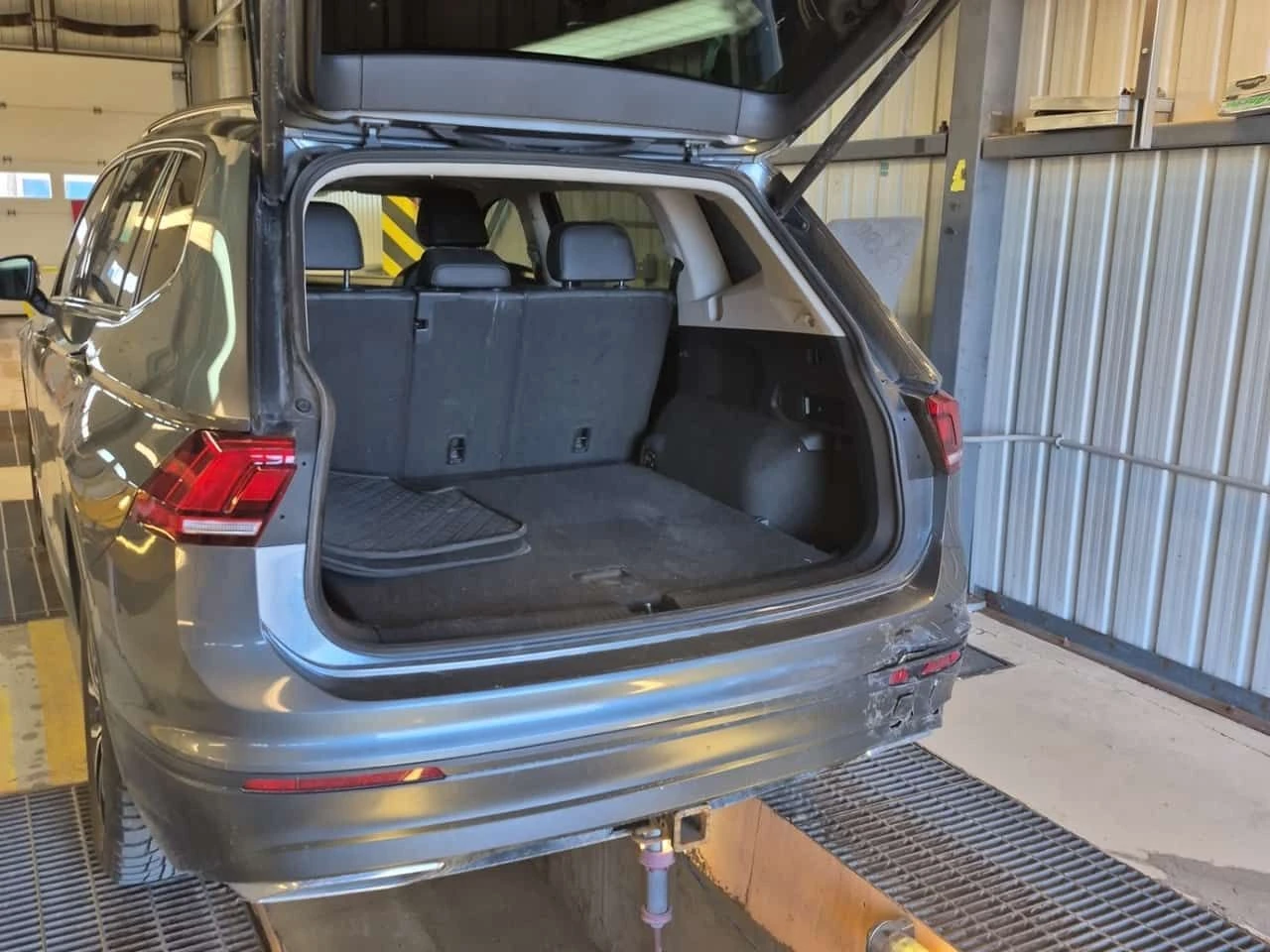 VW Tiguan * COMFORTLINE * CARFAX * ПАНОРАМА * КАМЕРА * , снимка 12 - Автомобили и джипове - 54410523