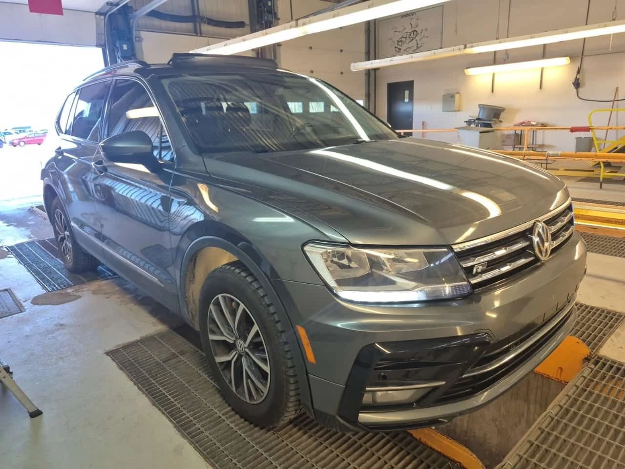 VW Tiguan * COMFORTLINE * CARFAX * ПАНОРАМА * КАМЕРА * , снимка 2 - Автомобили и джипове - 54410523