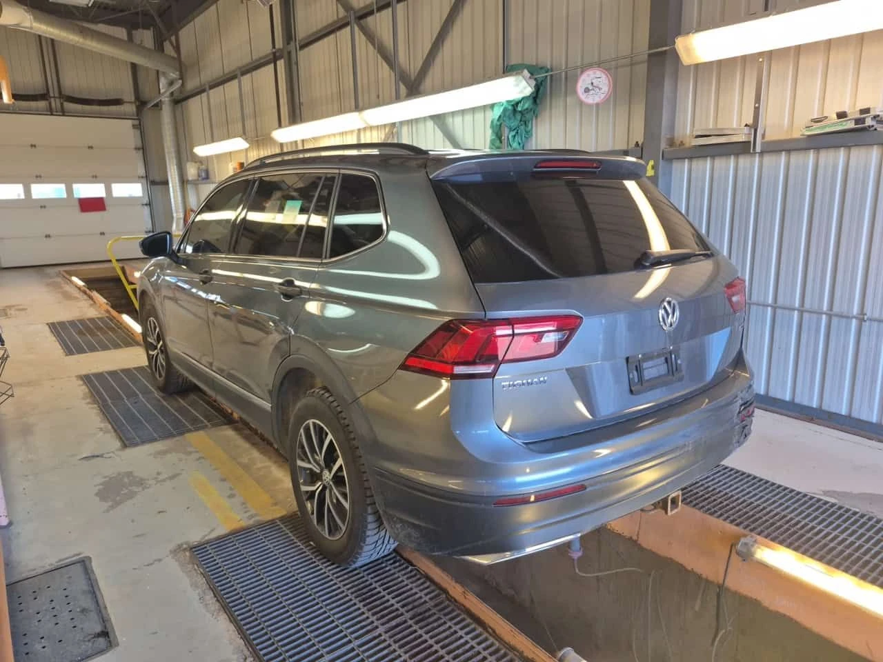 VW Tiguan * COMFORTLINE * CARFAX * ПАНОРАМА * КАМЕРА * , снимка 4 - Автомобили и джипове - 54410523