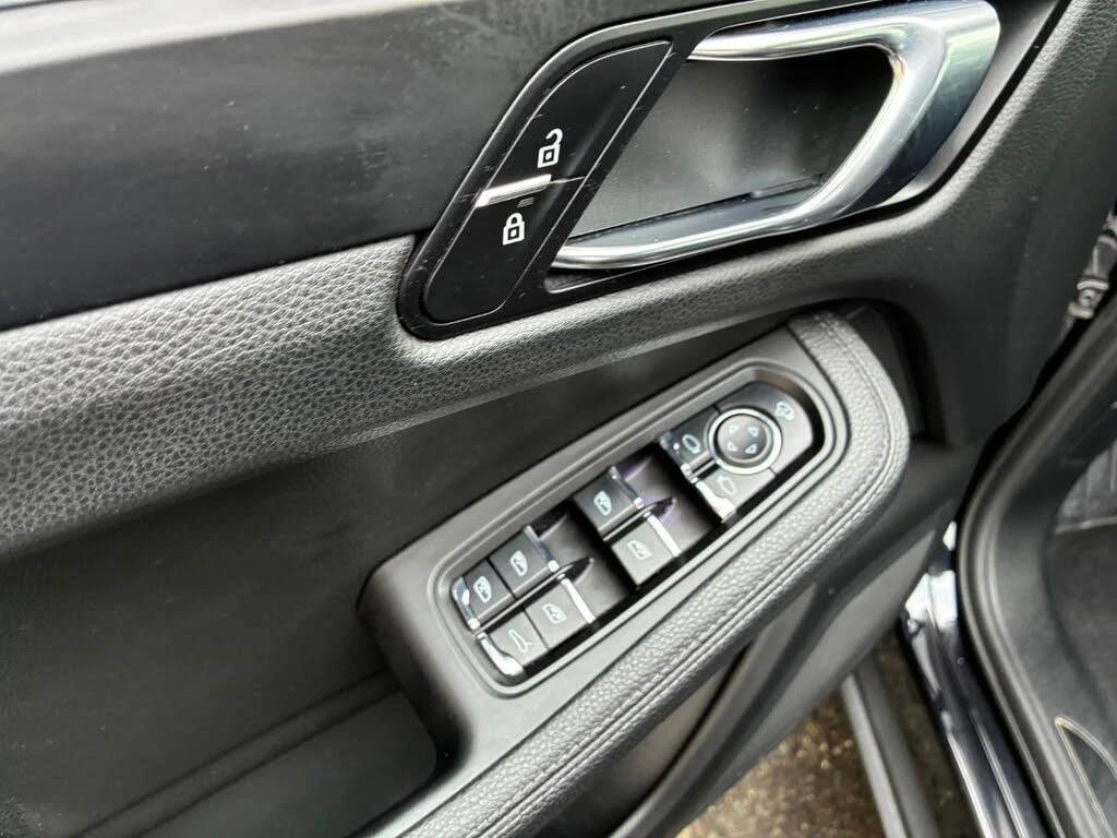 Porsche Macan 2.0, снимка 16 - Автомобили и джипове - 55655536