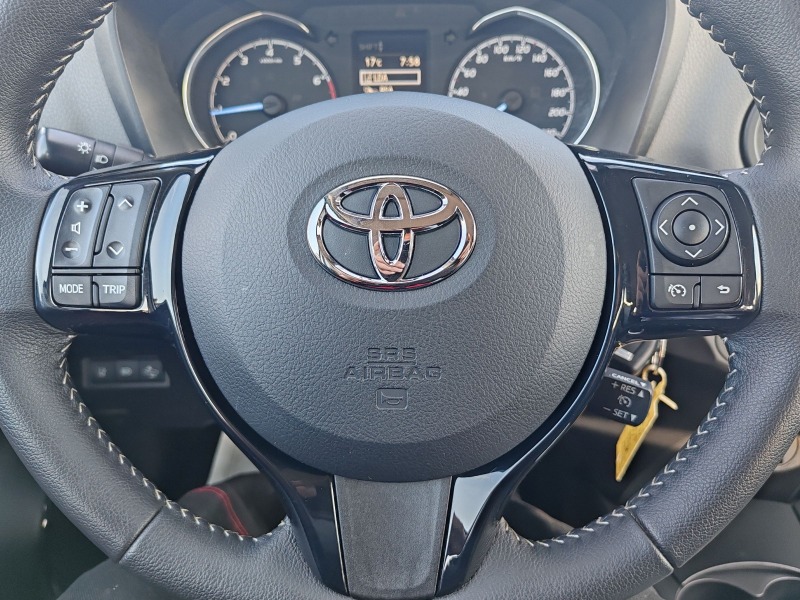 Toyota Yaris 1.0, снимка 10 - Автомобили и джипове - 45406472