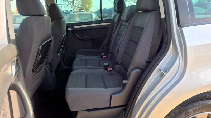 VW Touran АВТОМАТИК / СЕДЕМ МЕСТА, снимка 9 - Автомобили и джипове - 52308532
