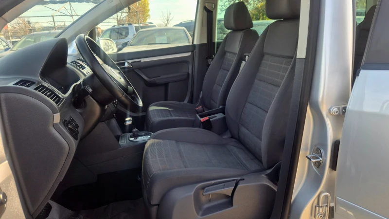 VW Touran АВТОМАТИК / СЕДЕМ МЕСТА, снимка 8 - Автомобили и джипове - 52308532