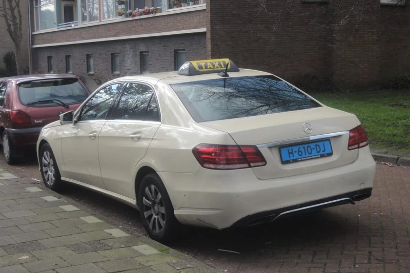 Mercedes-Benz E 200, снимка 2 - Автомобили и джипове - 53091071