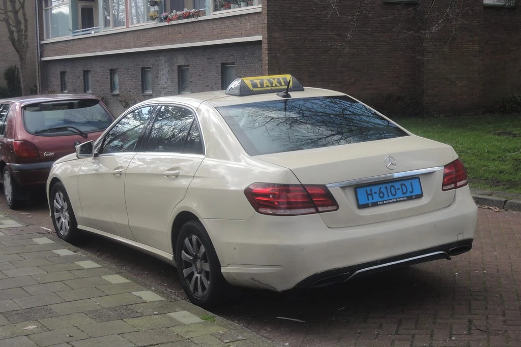 Mercedes-Benz E 200  - изображение 2