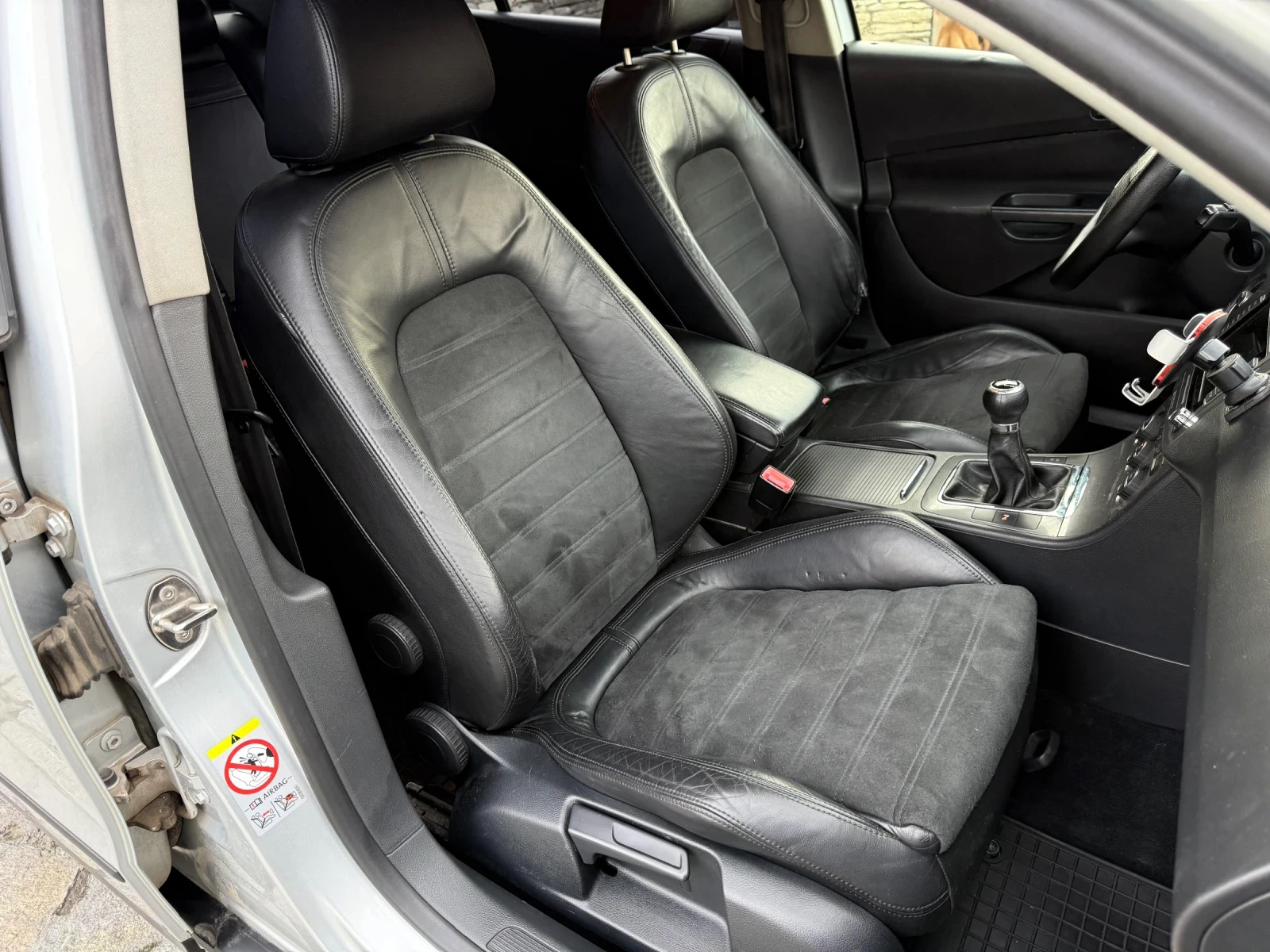 VW Passat СЕДАН 1.9 TDI 105 HP КОЖА НАВИ , снимка 11 - Автомобили и джипове - 54182801