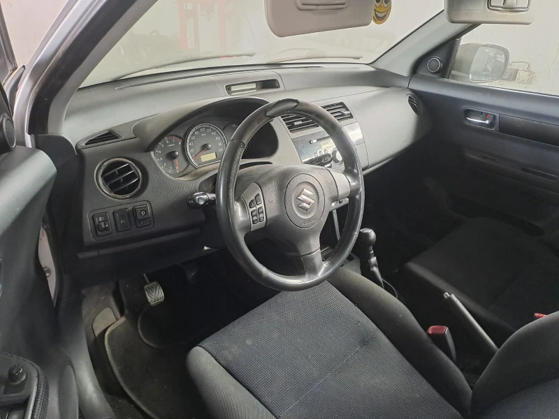 Suzuki Swift 1.3i 4x4, снимка 9 - Автомобили и джипове - 46560730