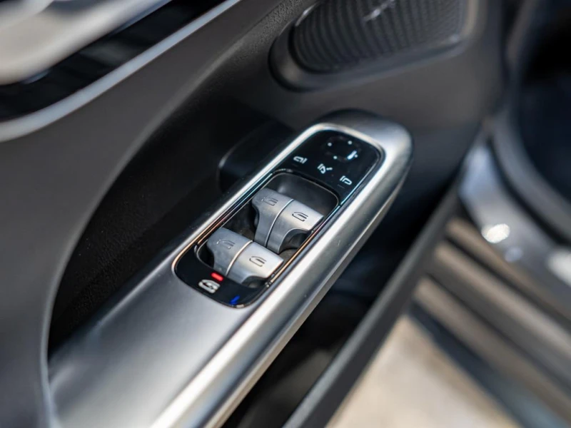 Mercedes-Benz C 300 e AMG PLUG-IN HYBRID 360 DISTRONIC LED, снимка 4 - Автомобили и джипове - 51924412