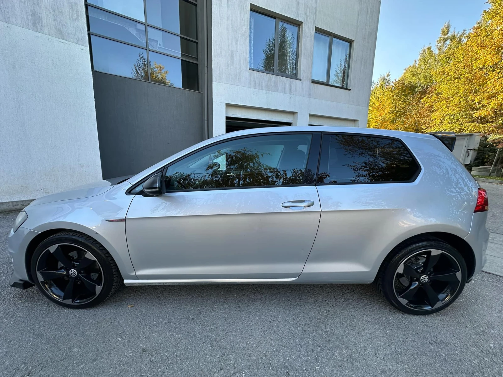 VW Golf 1.2TSI / GTI OPTIC / РЕГИСТРИРАН - изображение 4