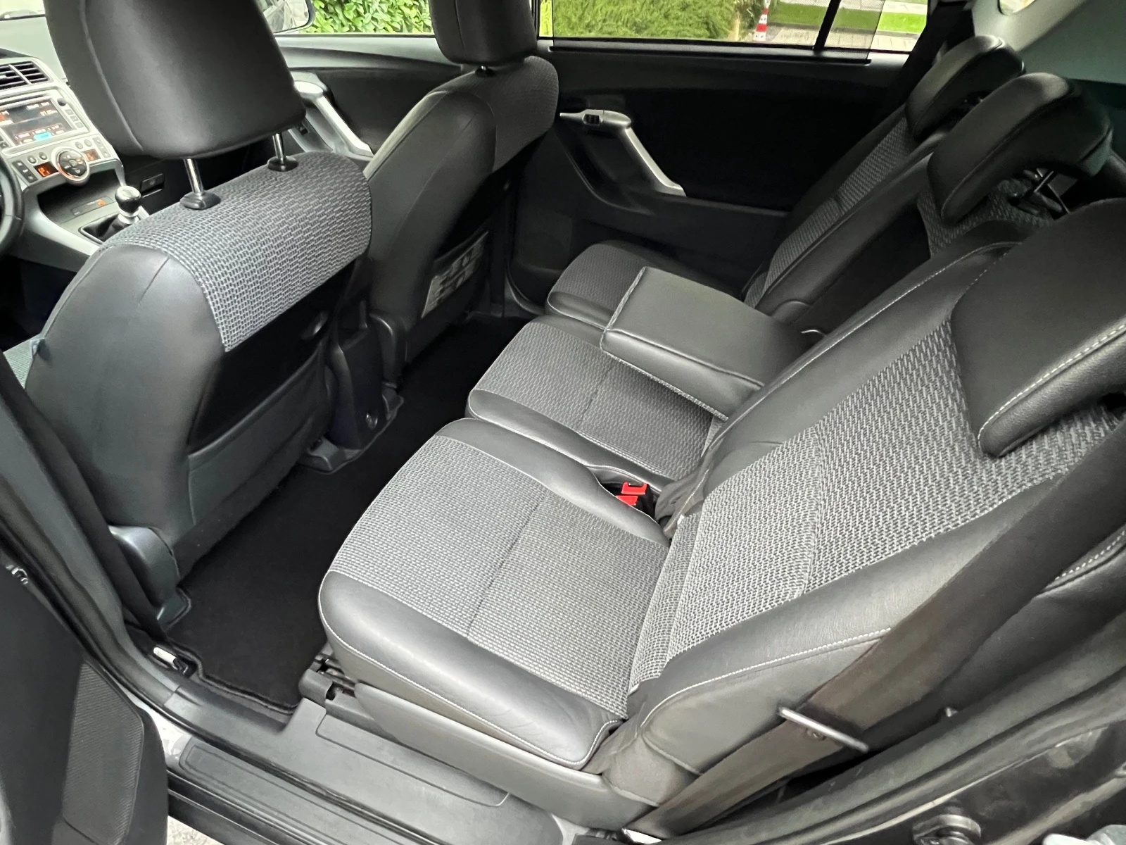 Toyota Verso 2.0 D4D 126к.с. * Panorama* KEYLESS* КОЖА* JAPAN* , снимка 12 - Автомобили и джипове - 55660268