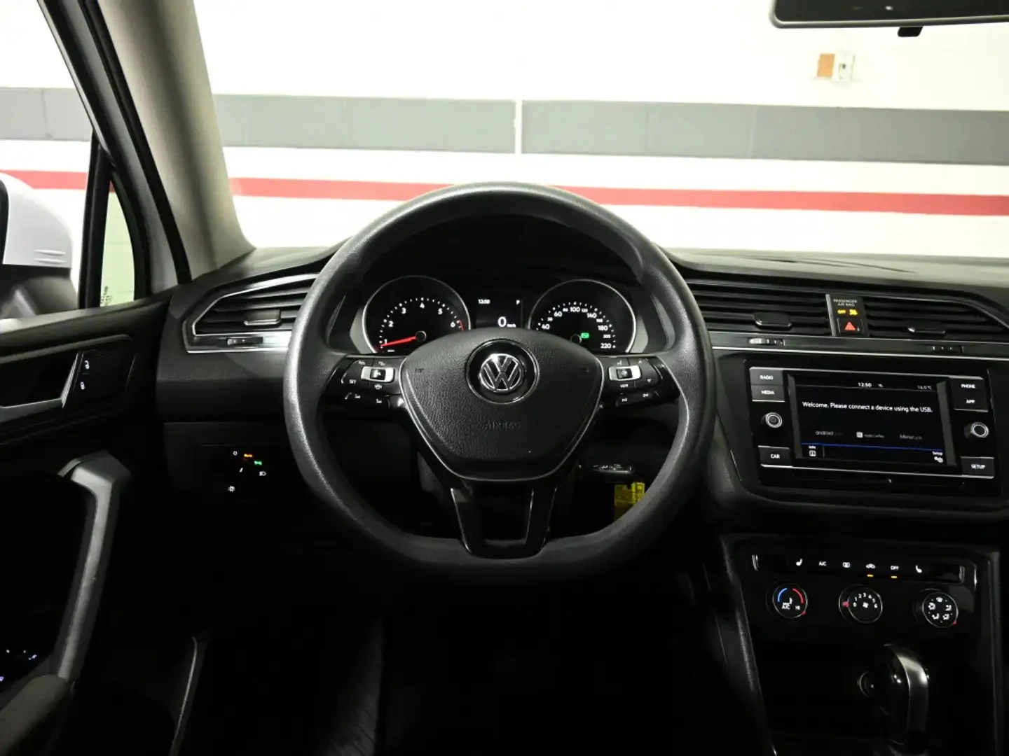 VW Tiguan Без Инцидент * Carplay * Подгрев * , снимка 8 - Автомобили и джипове - 53990827