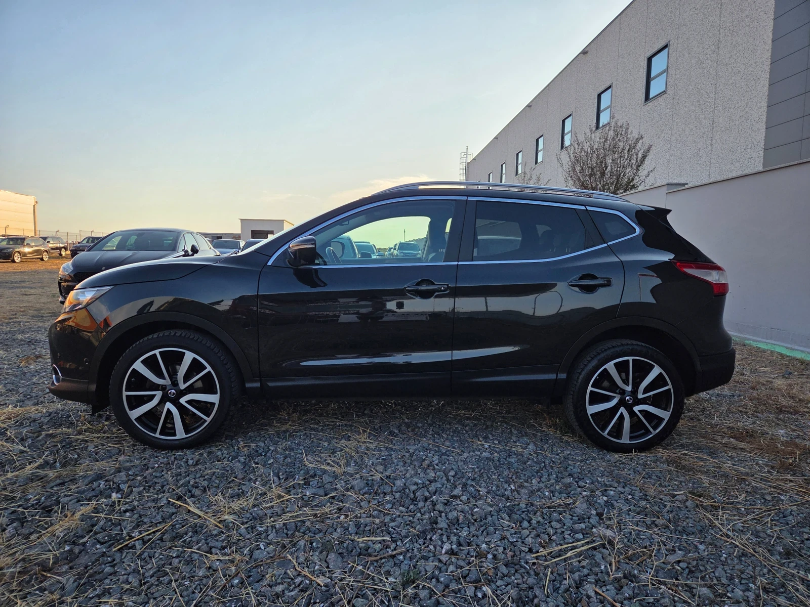 Nissan Qashqai 1.6 БЕНЗИН-УНИКАЛЕН, снимка 8 - Автомобили и джипове - 55943811