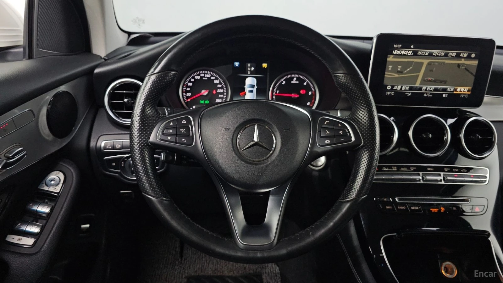 Mercedes-Benz GLC 220 4MATIC AMG PKG| 360| ПАНО| ПОДГРЕВ, снимка 7 - Автомобили и джипове - 56163321