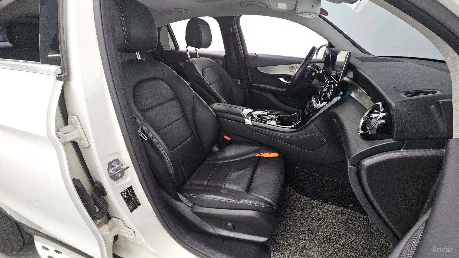Mercedes-Benz GLC 220 4MATIC AMG PKG| 360| ПАНО| ПОДГРЕВ, снимка 9 - Автомобили и джипове - 56163321