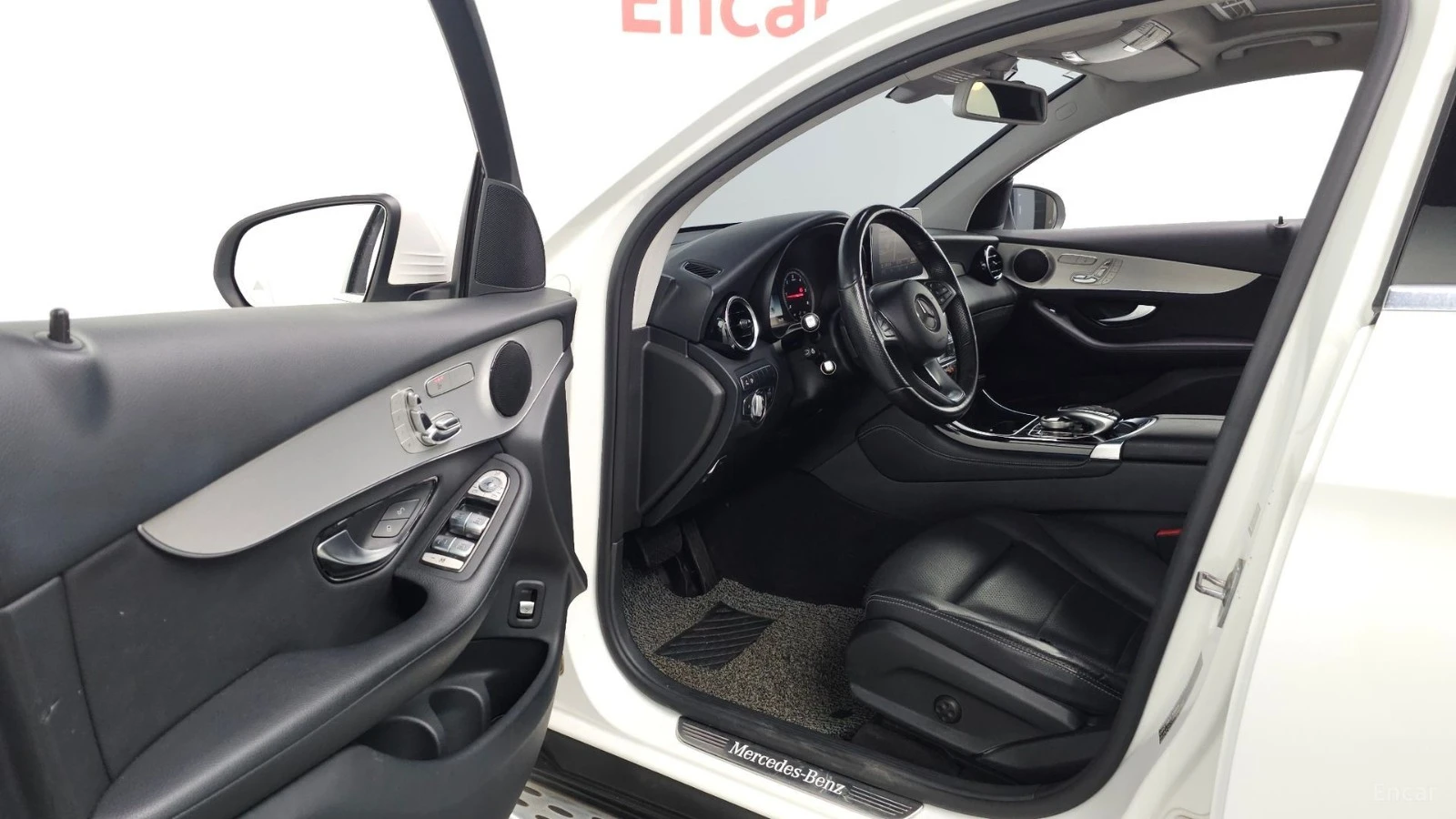 Mercedes-Benz GLC 220 4MATIC AMG PKG| 360| ПАНО| ПОДГРЕВ, снимка 5 - Автомобили и джипове - 56163321