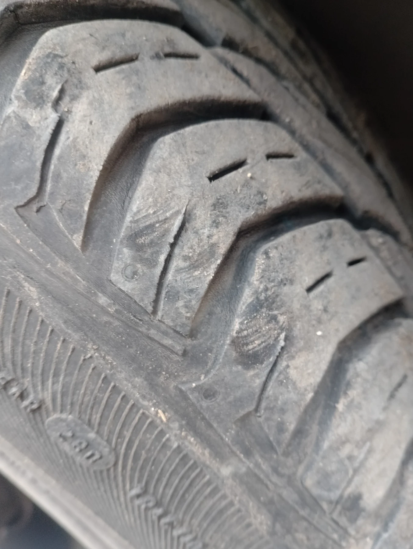Гуми Зимни 85/65R15, снимка 3 - Гуми и джанти - 53900182