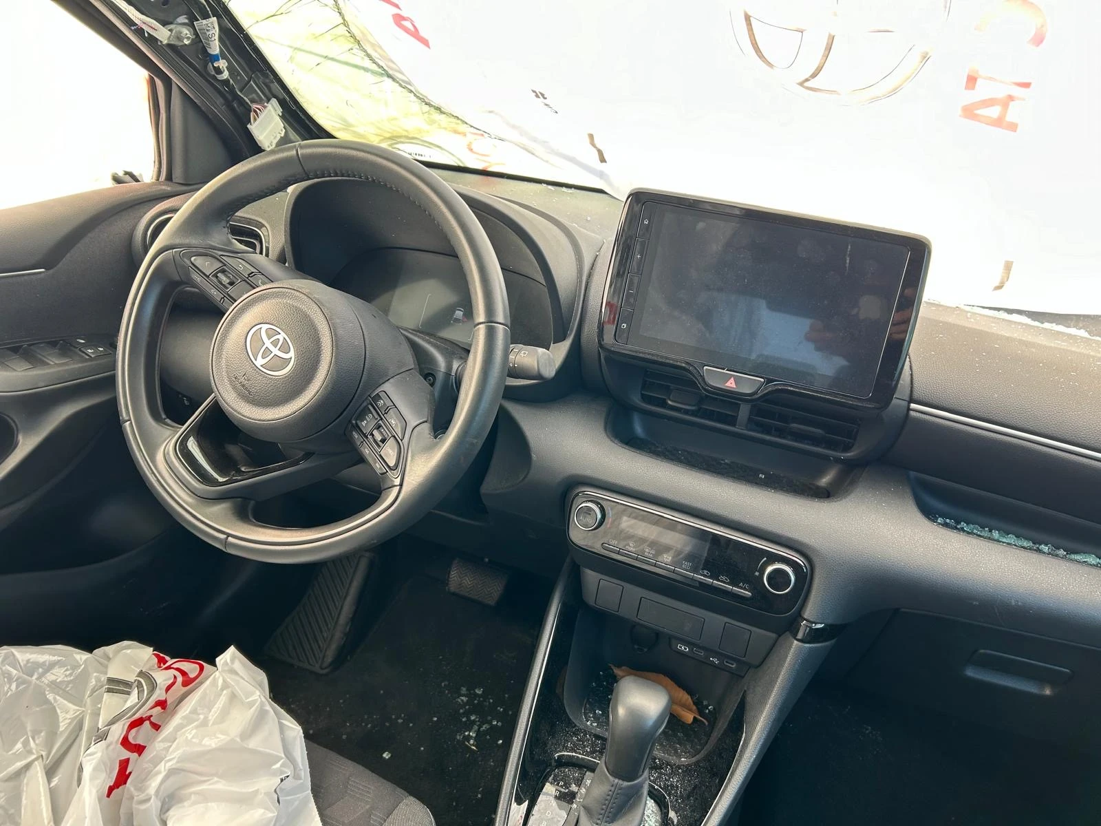Toyota Yaris 1.5-Хибрид, снимка 6 - Автомобили и джипове - 53945511