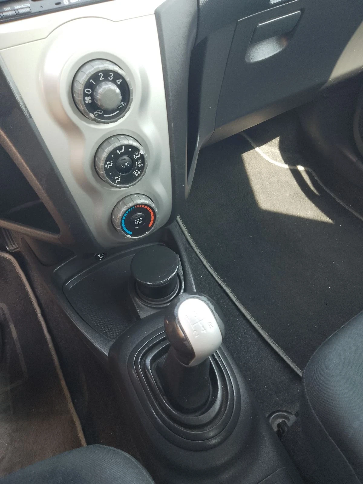 Toyota Yaris 1.0бен. 60коня - изображение 10