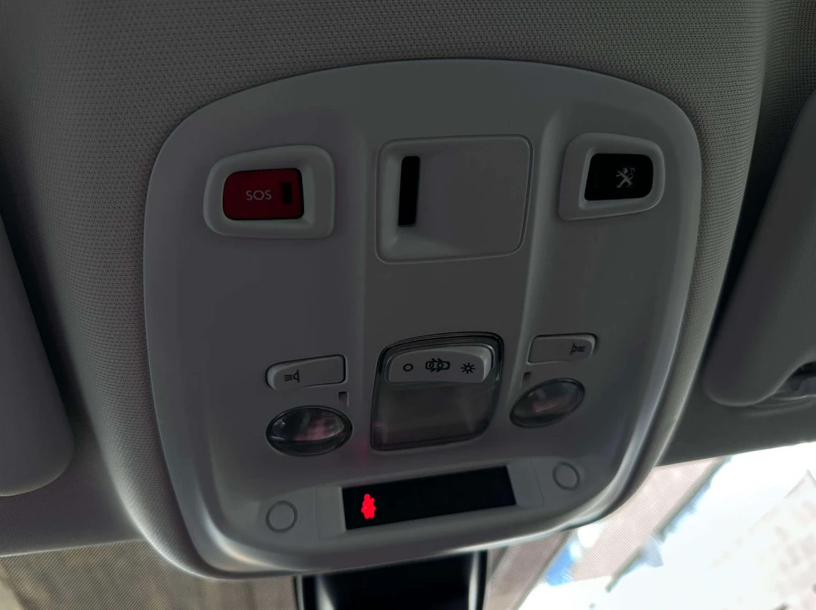 Peugeot 308 1.6 SW BlueHDI, снимка 9 - Автомобили и джипове - 53640262