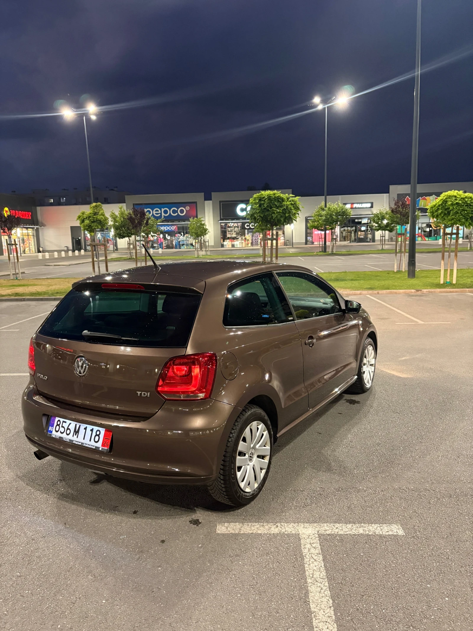 VW Polo STYLE 1 собственик 4 нови дюзи 1.6TD?, снимка 4 - Автомобили и джипове - 55017970