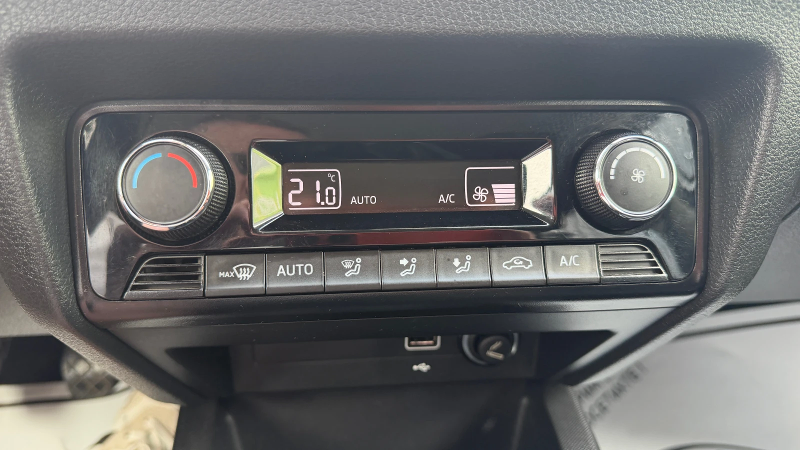 Skoda Fabia Selection 1.0 TSI Първи собственик от България, снимка 14 - Автомобили и джипове - 55801345