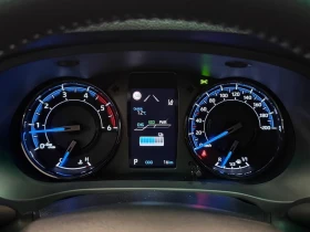 Toyota Hilux 2.8 MHEV DOUBLE CAB 4X4 INVICIBLE, снимка 9