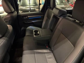 Toyota Hilux 2.8 MHEV DOUBLE CAB 4X4 INVICIBLE, снимка 11