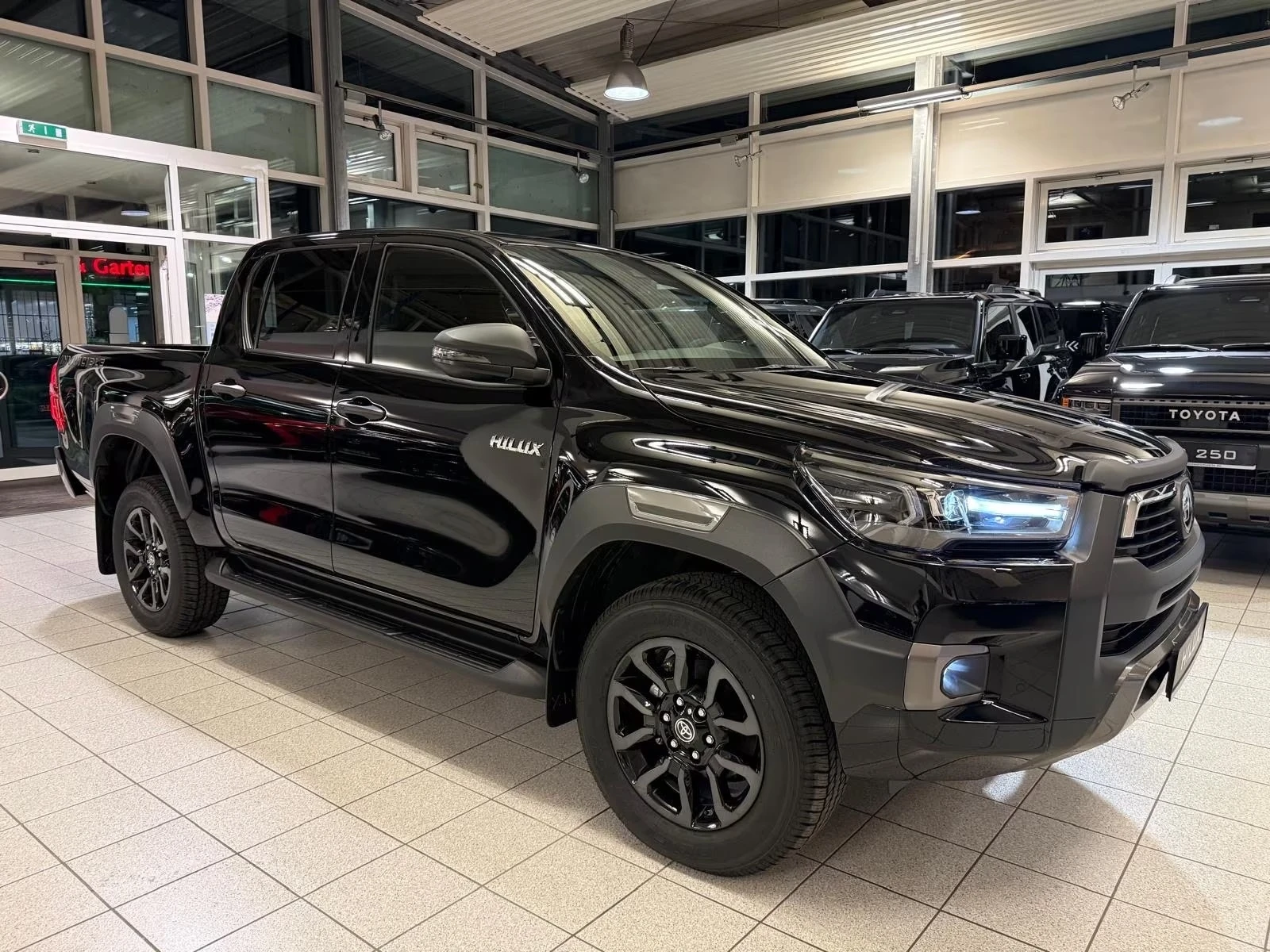 Toyota Hilux 2.8 MHEV DOUBLE CAB 4X4 INVICIBLE, снимка 4 - Автомобили и джипове - 54019444