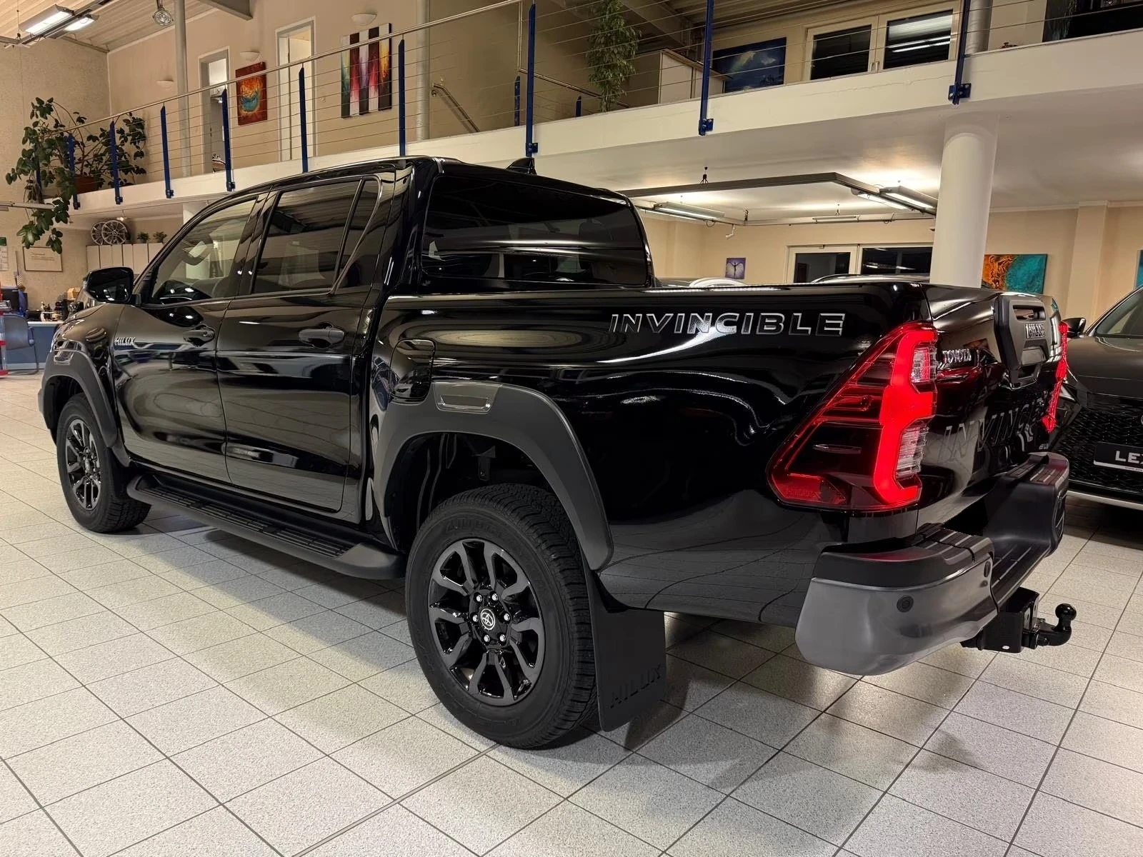 Toyota Hilux 2.8 MHEV DOUBLE CAB 4X4 INVICIBLE, снимка 2 - Автомобили и джипове - 54019444