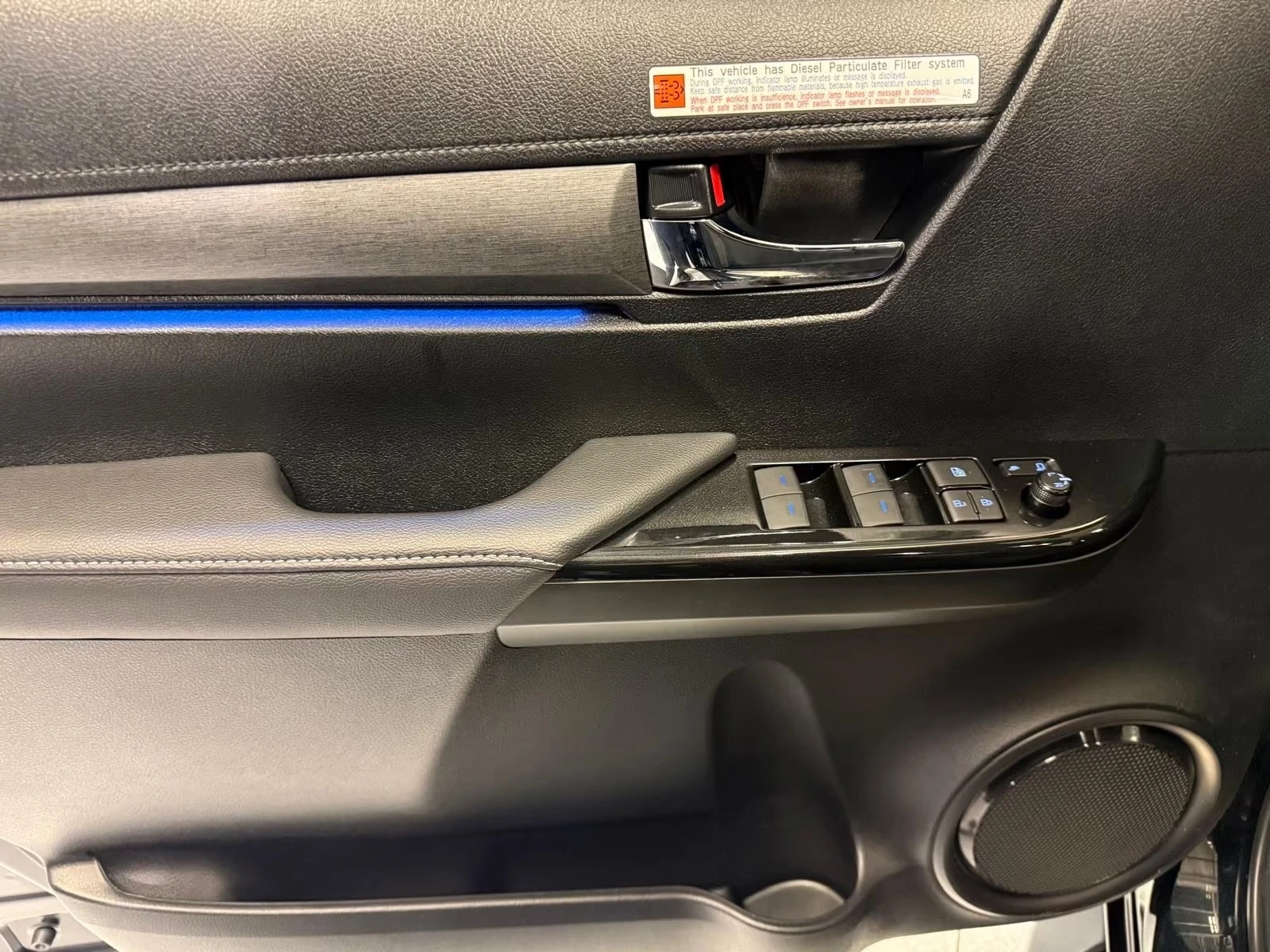 Toyota Hilux 2.8 MHEV DOUBLE CAB 4X4 INVICIBLE, снимка 10 - Автомобили и джипове - 54019444