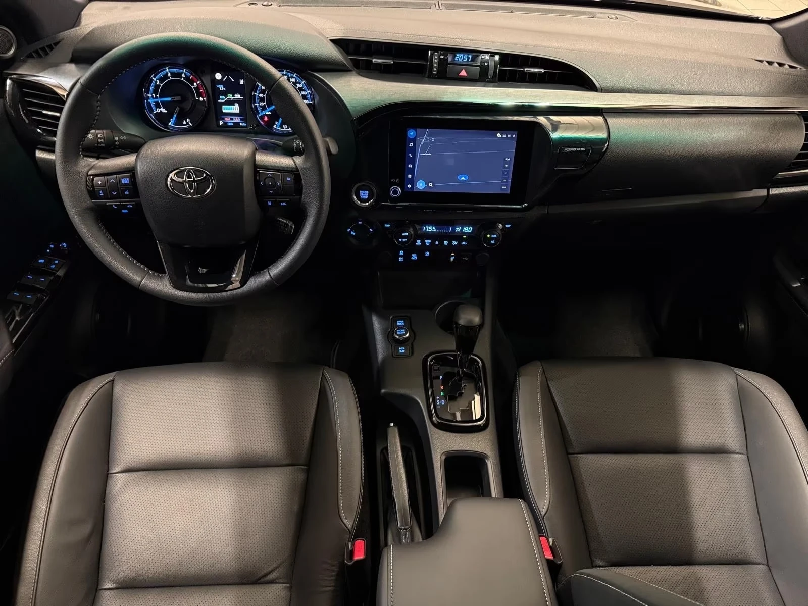 Toyota Hilux 2.8 MHEV DOUBLE CAB 4X4 INVICIBLE, снимка 5 - Автомобили и джипове - 54019444